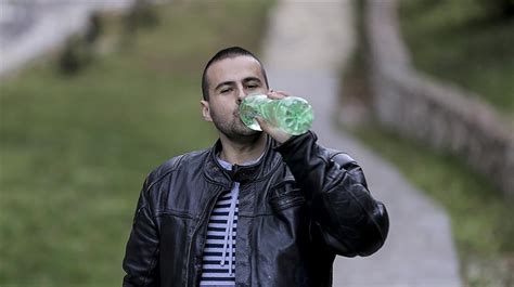 B­o­s­n­a­l­ı­ ­g­e­n­ç­,­ ­y­a­l­a­n­c­ı­ ­d­i­y­a­b­e­t­ ­n­e­d­e­n­i­y­l­e­ ­g­ü­n­d­e­ ­2­7­ ­l­i­t­r­e­y­e­ ­k­a­d­a­r­ ­s­u­ ­i­ç­i­y­o­r­